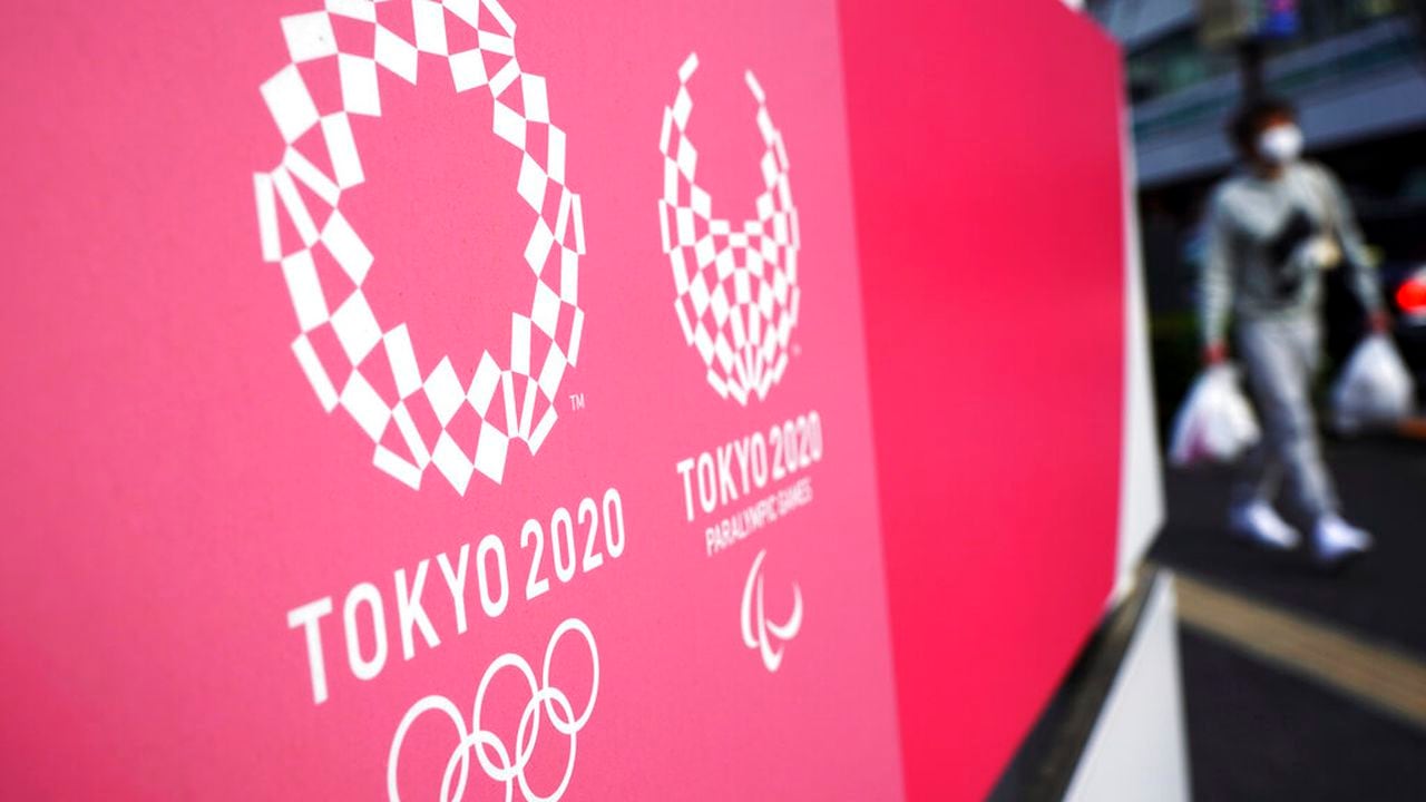 Los logos de los Juegos Olímpicos de Tokio 2020 desplegados en la capital de Japón. (AP Foto/Eugene Hoshiko)