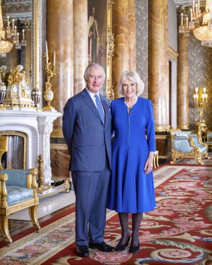 En esta foto de marzo de 2023 publicada por el Palacio de Buckingham, el rey Carlos III de Gran Bretaña y Camilla, la reina consorte, posan para una fotografía en el Salón Azul del Palacio de Buckingham, Londres. (Hugo Burnand/Buckingham Palace via AP)