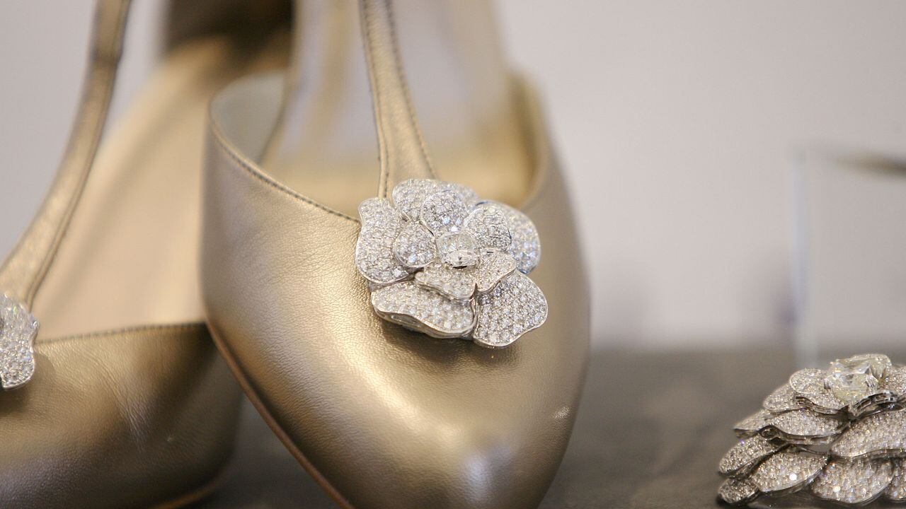 Estos son otra creación de Weitzman y están decorados con unas flores de diamantes de 100 kilates realizadas por el joyero Kwiat. El costo de los zapatos es de US$1.000.000.