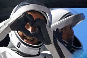 El astronauta de la Agencia Espacial Europea (ESA) Matthias Maurer de Alemania hace un gesto mientras sale de los alojamientos de la tripulación para el lanzamiento a bordo de un cohete SpaceX Falcon 9 en una misión a la Estación Espacial Internacional en el Centro Espacial Kennedy en Cabo Cañaveral, Florida, EE. UU., 10 de noviembre de 2021 Foto REUTERS / Joe Skipper