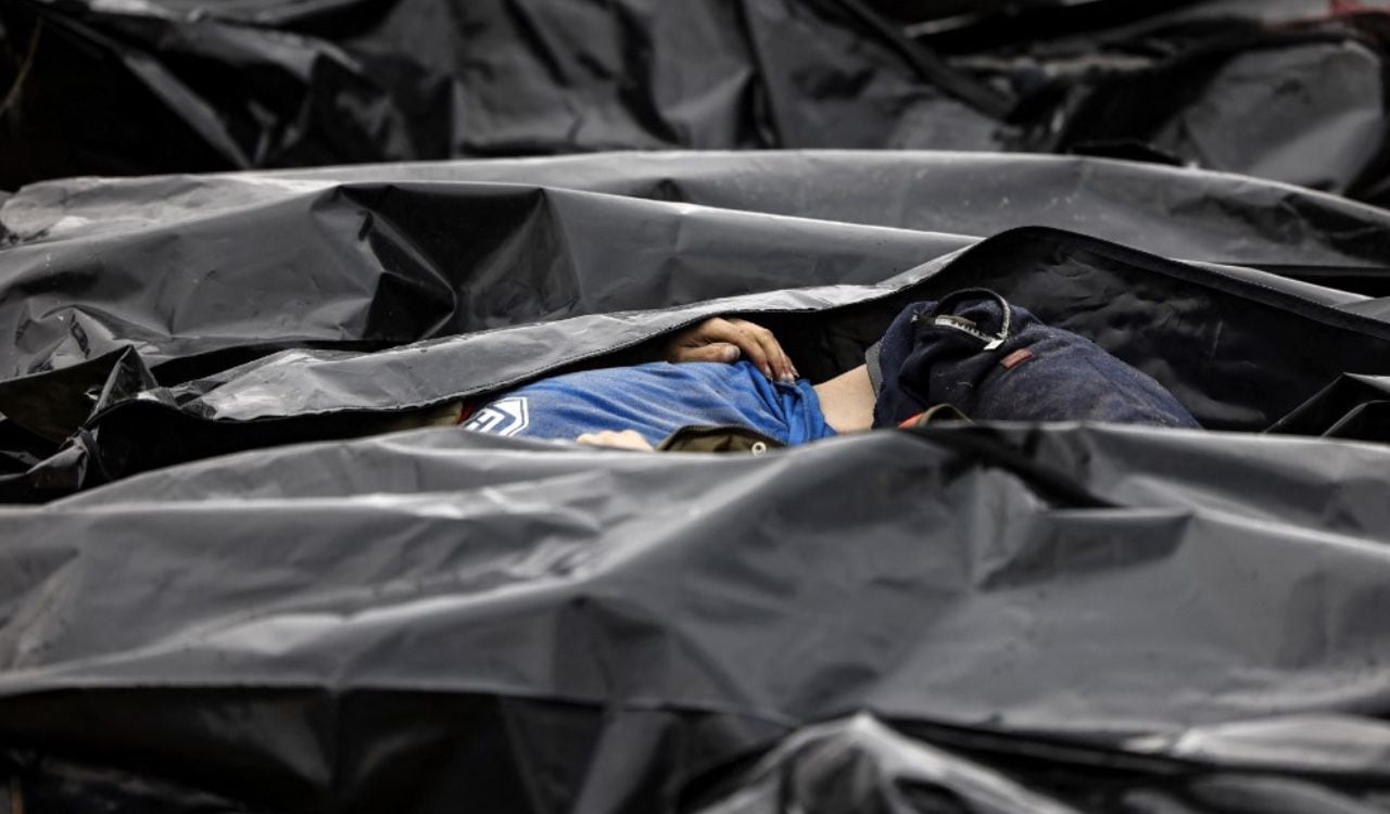 Varios cadáveres de civiles en Bucha están en bolsas negras y en fosas comunes