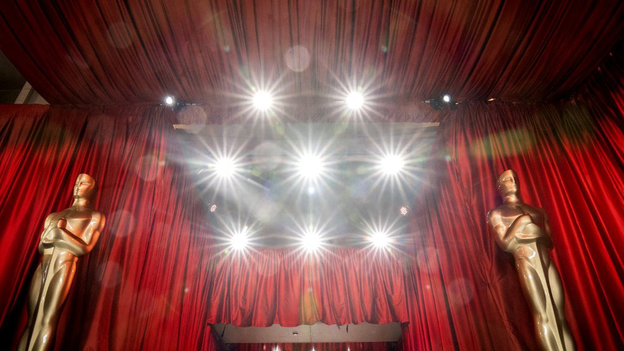 Estatuas decorativas de los Óscar se encuentran cerca de focos y cortinas rojas mientras se realizan los preparativos finales para la 95.ª entrega de los Premios de la Academia, en Hollywood, Los Ángeles, California, el 11 de marzo de 2023. (Foto de Stefani Reynolds / AFP)