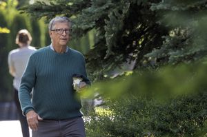 Bill Gates, cofundador de Microsoft y presidente de la Fundación Gates, camina hacia una sesión matutina durante la Conferencia Allen & Company Sun Valley el 7 de julio de 2022 en Sun Valley, Idaho. (Foto de Kevin Dietsch / GETTY IMAGES NORTE AMÉRICA / Getty Images vía AFP)