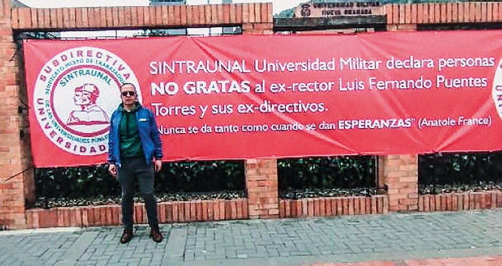    El exrector de la universidad Luis Fernando Puentes (izq.), señalado por presunta corrupción. Justamente, el sindicato, con pancartas, lo ha calificado como “persona no grata”.