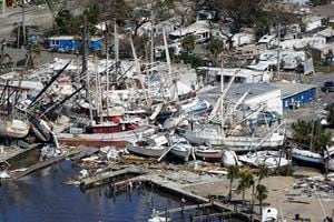 Botes dañados y escombros se apilan a lo largo de la costa después del huracán Ian, el jueves 29 de septiembre de 2022, en Fort Myers, Florida 