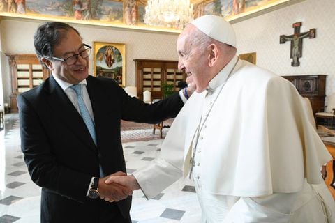Gustavo Petro y el Papa Francisco en El Vaticano.