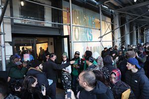 Las personas llegaron a la primera tienda encargada de vender marihuana legal en Nueva York. Foto: AFP