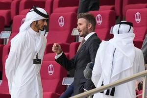 El exjugador y capitán de Inglaterra, David Beckham, segundo a la derecha, habla en una tribuna antes del inicio del partido de fútbol del grupo B de la Copa Mundial entre Inglaterra e Irán en el Estadio Internacional Khalifa, en Doha, Qatar, el lunes 21 de noviembre de 2022. (AP Photo/Martin Meissner)