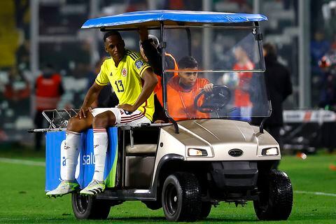 Yerry Mina de Colombia abandona el campo luego de resultar lesionado durante un partido de clasificación para la Copa Mundial de la FIFA 2026 entre Chile y Colombia en el Estadio Monumental David Arellano el 12 de septiembre de 2023 en Santiago, Chile. (Foto de Marcelo Hernández/Getty Images)