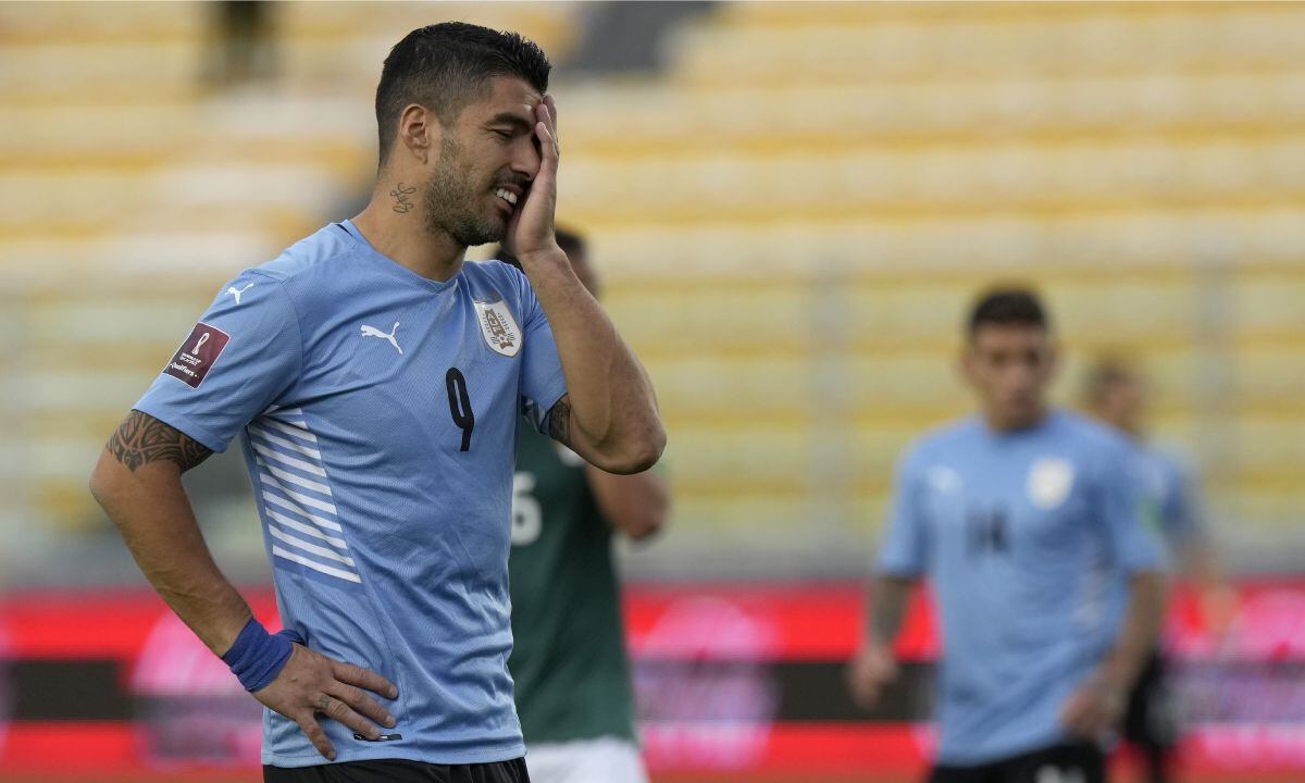 El delantero uruguayo Luis Suárez reacciona tras la derrota 3-0 ante Bolivia en las eliminatorias del Mundial, el martes 16 de noviembre de 2021, en La Paz. (AP/Juan Karita)