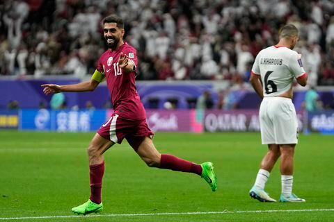 Hasan Al Haydos de Qatar celebra después de anotar durante el partido de fútbol de octavos de final de la Copa Asiática entre Qatar y Palestina, en el estadio Al Bayt en Al Khor, Qatar, el lunes 29 de enero de 2024. (Foto AP/Thanassis Stavrakis)