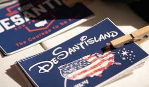 La batalla entre Ron DeSantis y Disney comenzó porque la compañía criticó unas políticas del republicano