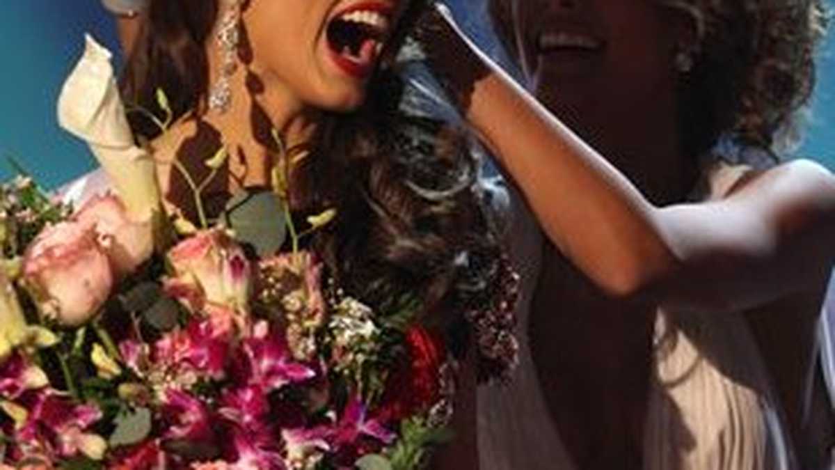 La nueva Miss Universo es Stefanía Fernández de 18 años. Recibe la corona de Dayana Mendoza.