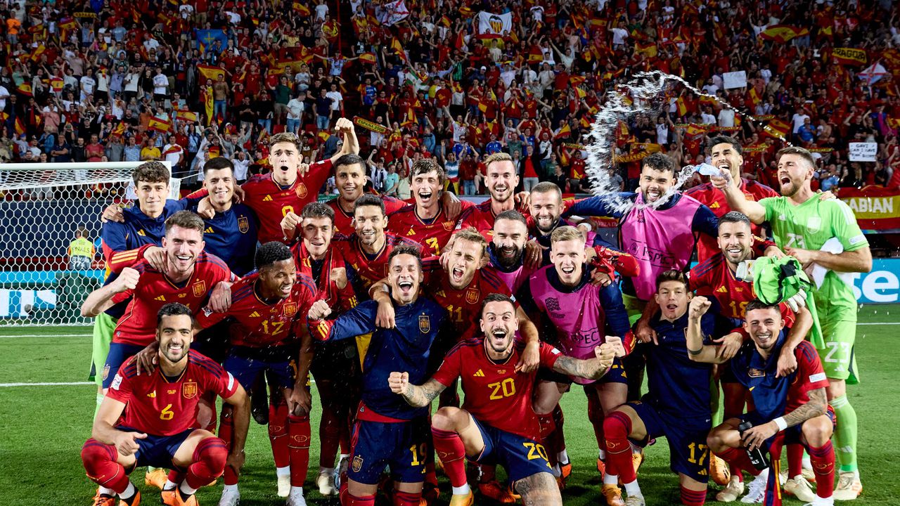 Jugadores de España celebrando su pase a la final de la UEFA Nations League