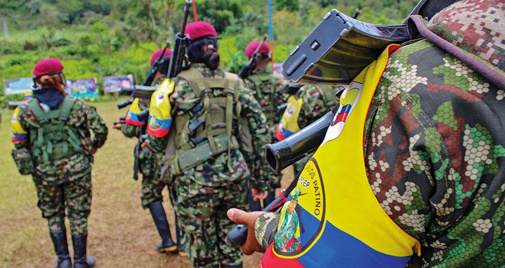   Como en décadas pasadas, las guerrillas están patrullando en zonas rurales y las Fuerzas Militares están maniatadas por el cese al fuego bilateral que pactó el Gobierno Petro. 