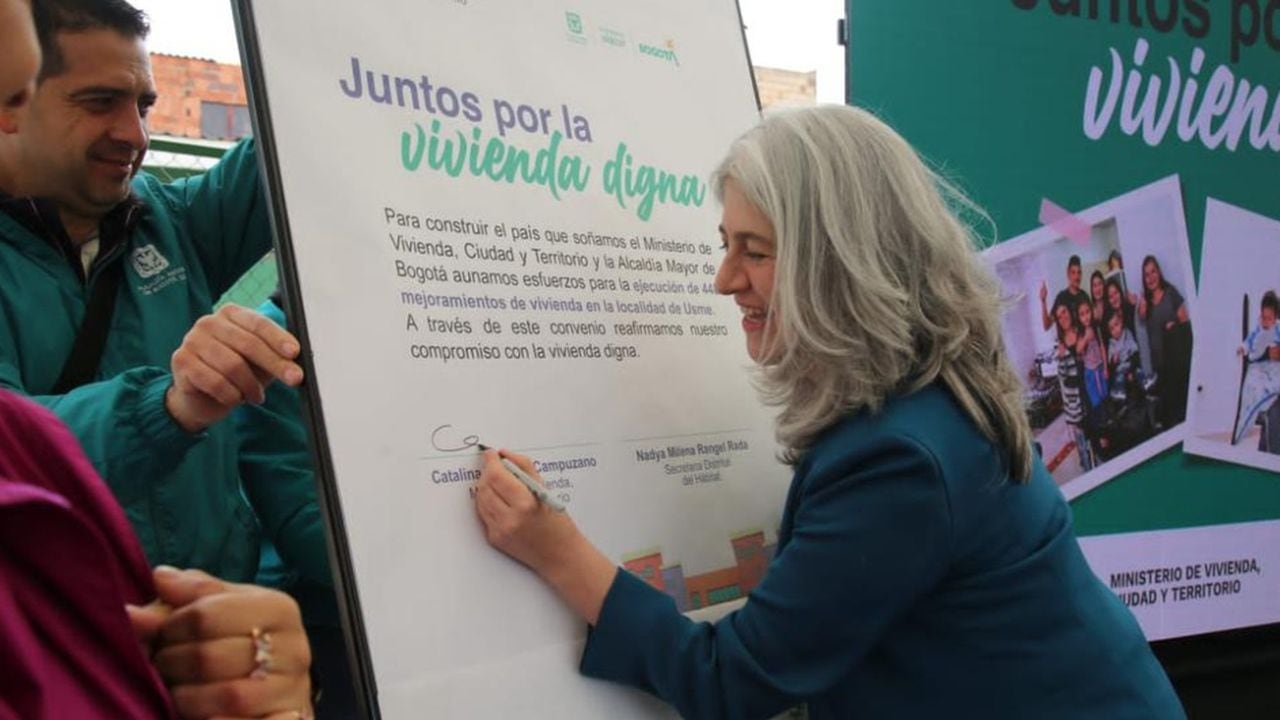 Ministra de Vivienda Catalina Velasco firmando el acuerdo de inversión pública para el mejoramiento de las viviendas
