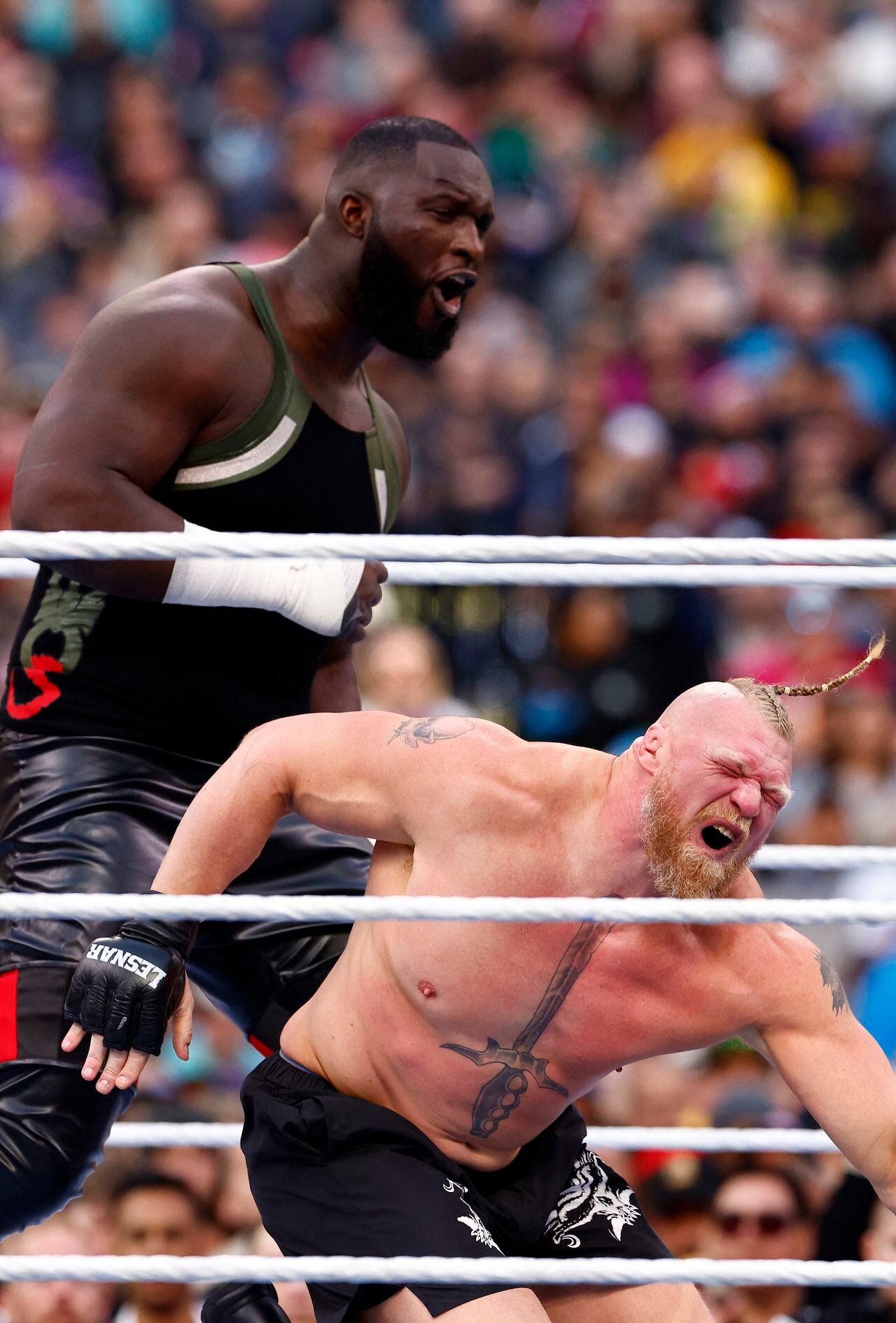 INGLEWOOD, CALIFORNIA - APRIL 02: ((L-R) Omos wrestles Brock Lesnar during WrestleMania Goes Hollywood at SoFi Stadium on April 02, 2023 in Inglewood, California.   Ronald Martinez/Getty Images/AFP (Photo by RONALD MARTINEZ / GETTY IMAGES NORTH AMERICA / Getty Images via AFP)