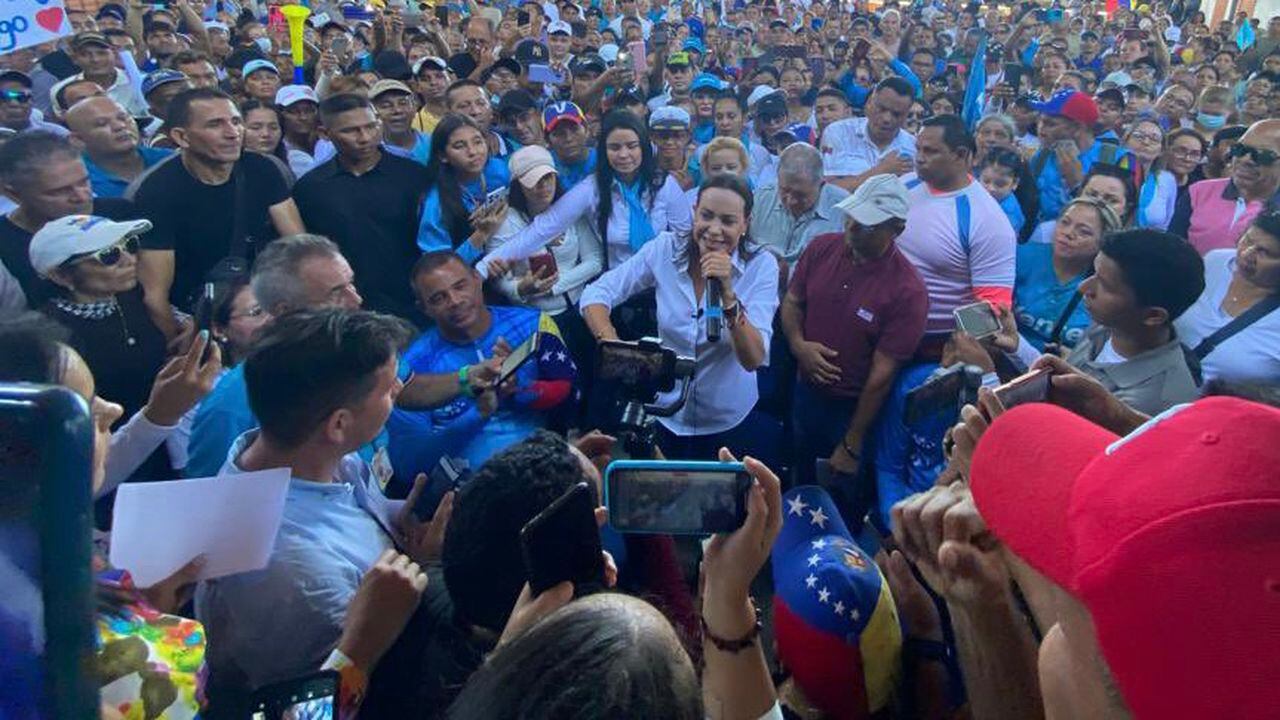 Tal como estaba previsto, la Contraloría de Venezuela inhabilitó por 15 años a la candidata presidencial de oposición, María Corina Manchado con lo cual la quita del camino en la carrera con miras a las elecciones de 2024.