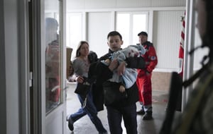 Una pareja llegó corriendo al hospital de la ciudad ucraniana Mariupol, para que los médicos atendieran a su niño herido por un bombardeo.