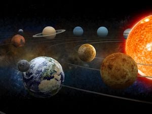 El sol y nueve planetas de nuestro sistema en órbita.