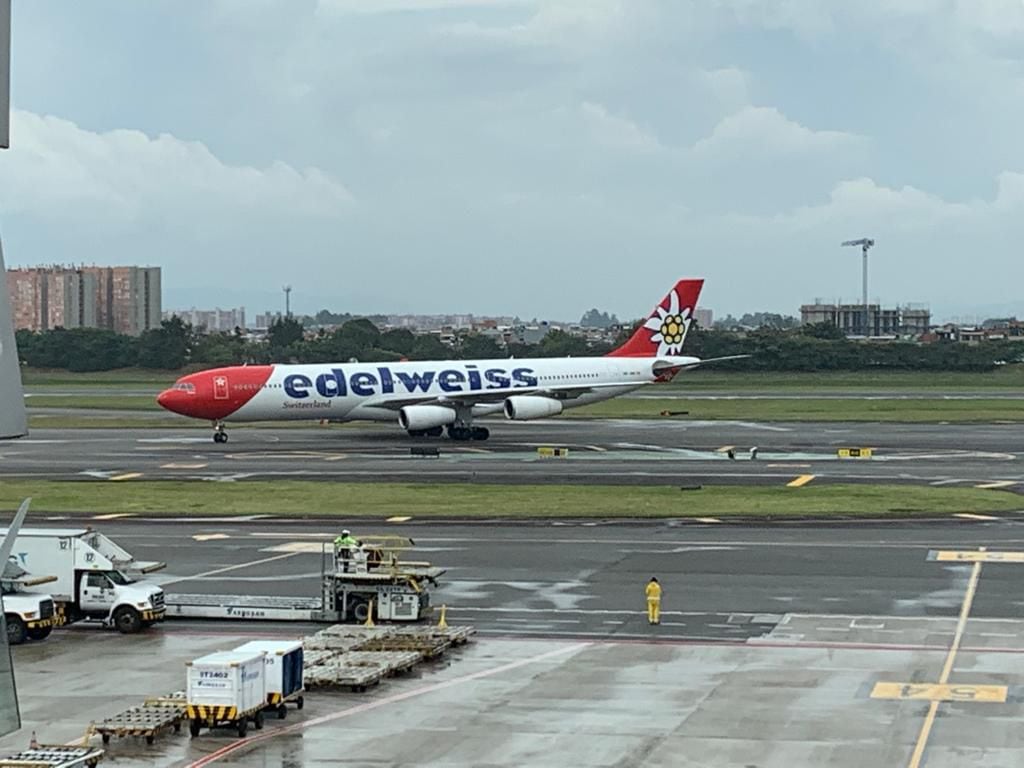 El avión de Edelweiss que aterrizó en Bogotá
