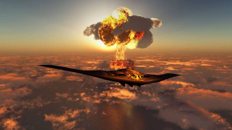 Un bombardero sigiloso Northrop Grumman B-2 volando lejos de una explosión de bomba nuclear, el resultado de un dispositivo termonuclear que cayó sobre una misión.