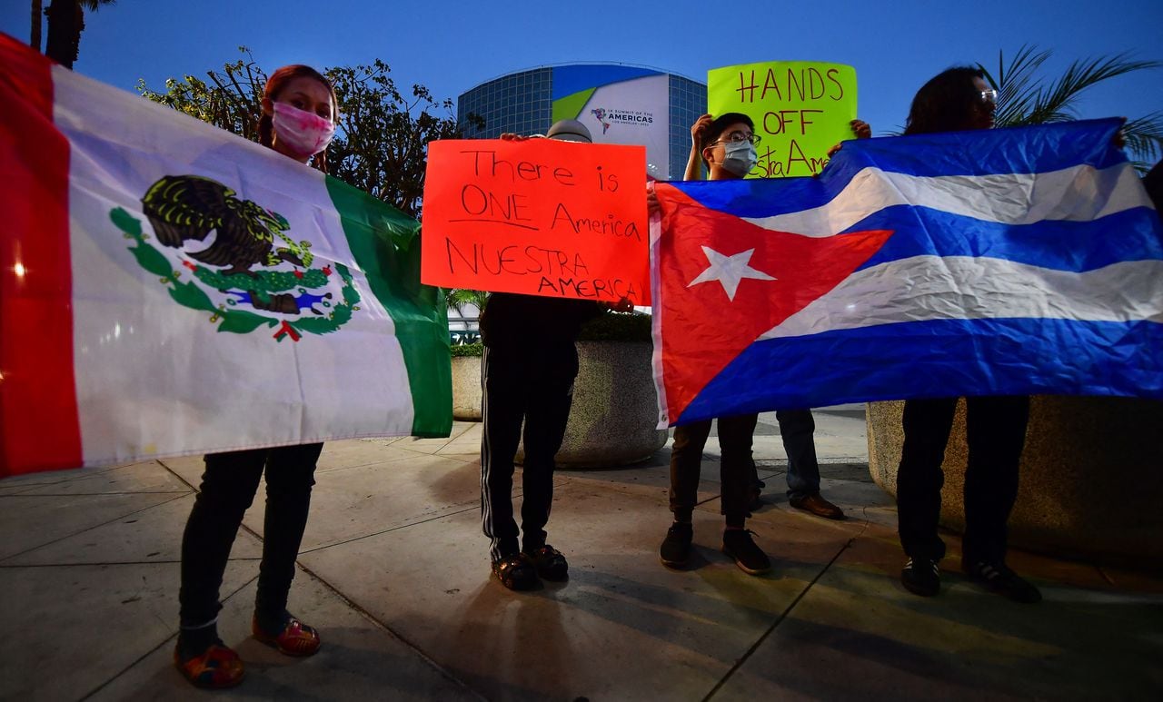 Activistas en Los Ángeles protestan denunciando al presidente estadounidense Joe Biden por excluir a Cuba, Venezuela y Nicaragua de la Cumbre de las Américas, el 2 de junio de 2022. - La cumbre se realizará en Los Ángeles a partir del 6 de junio. (Foto de Frederic J. MARRÓN/AFP)
