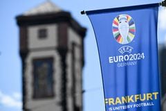 El logotipo del Campeonato Europeo de Fútbol UEFA EURO 2024 aparece en una bandera exhibida en el centro de la ciudad de Frankfurt am Main (
Fráncfort del Meno, en español), Alemania, el 14 de mayo de 2024. El Campeonato Europeo de Fútbol UEFA EURO 2024 se llevará a cabo del 14 de junio al 14 de julio. en diez estadios de toda Alemania, incluido el estadio de fútbol Arena Frankfurt. (Foto de Kirill KUDRYAVTSEV / AFP)