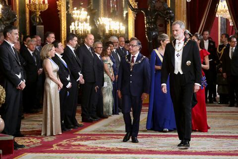 El presidente Gustavo Petro junto al Rey Felipe de España, antes de iniciar la cena de gala, ofrecida por los monarcas europeos