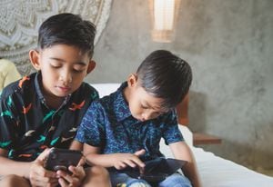 niños escuala adicta a la tecnología digital. Familia en casa usando teléfonos inteligentes. Mamá, papá e hijos obsesionados con los dispositivos que abusan de las redes sociales, juegan o miran videos