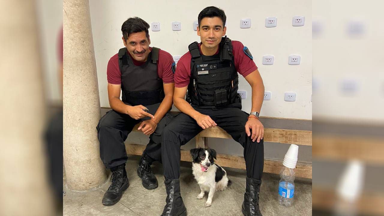 Los policías que rescataron a la perrita en Argentina.
