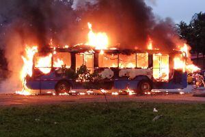 Imagen del bus incendiado.