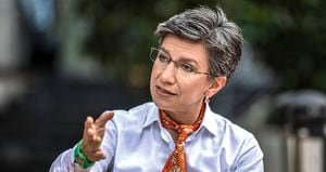 El rechazo a la gestión de la alcaldesa Claudia López aumentó de 9 a 43 por ciento en el último año, según la encuesta de Invamer.