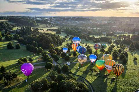 Los globos aerostáticos vuelan sobre Bristol en la Fiesta Internacional de Globos que organiza esta ciudad, el lunes 3 de agosto de 2020. En el evento participaron 43 equipos de globos, para un Fiesta Flypast sobre la ciudad como parte de una alternativa para el distanciamiento social. Foto: Ben Birchall / PA vía AP