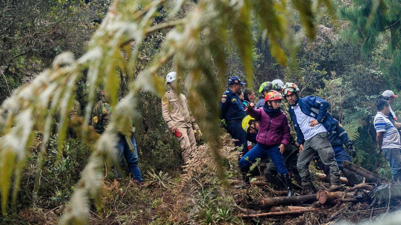 Labores de búsqueda de la persona desaparecida en la vía Bogotá - La Calera