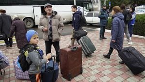 Los civiles evacuados de la ciudad de Kherson, que Moscú afirma haber anexado, se reúnen en la estación de tren de la ciudad de Crimea de Dzhankoi para una mayor evacuación a las profundidades de Rusia el 26 de octubre de 2022, días después de que las autoridades prorrusas de Kherson instaran a los residentes de la ciudad principal del mismo nombre de la región para abandonar "inmediatamente" ante el avance de la contraofensiva de Kyiv. (Foto de STRINGER / AFP)