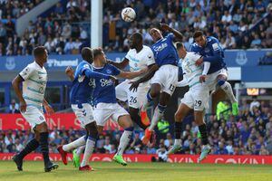 Yerry Mina disputa un cabezazo en el partido entre Everton y Chelsea