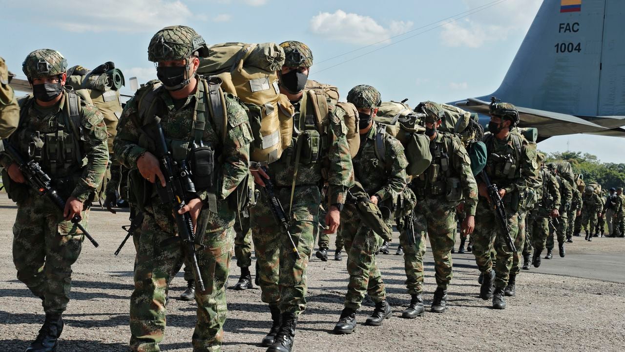 Arribo de los 600 militares del Ejército Nacional  que reforzarán la seguridad de Arauca, tras el homicidio selectivo de 27 personas en el departamento.
Arauca enero 6 del 2022
Foto Guillermo Torres / Semana