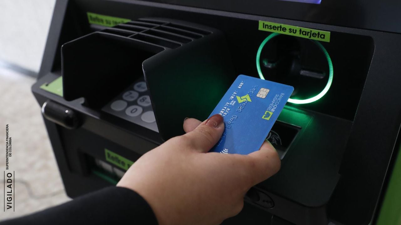 ¿Cuánto cobran las entidades bancarias por retirar efectivo en cajeros Servibanca?