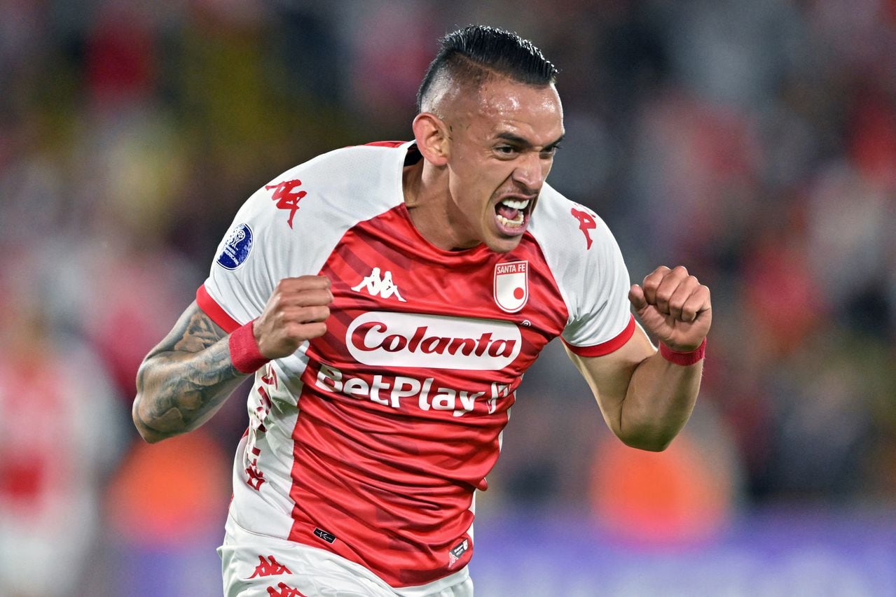 Santa Fe's midfielder Neyder Moreno celebrates after scoring a goal during the Copa Sudamericana group stage second leg football match between Colombia's Independiente Santa Fe and Peru's Universitario at the Nemesio Camacho "El Campin" stadium in Bogota on June 8, 2023. (Photo by Juan BARRETO / AFP)
