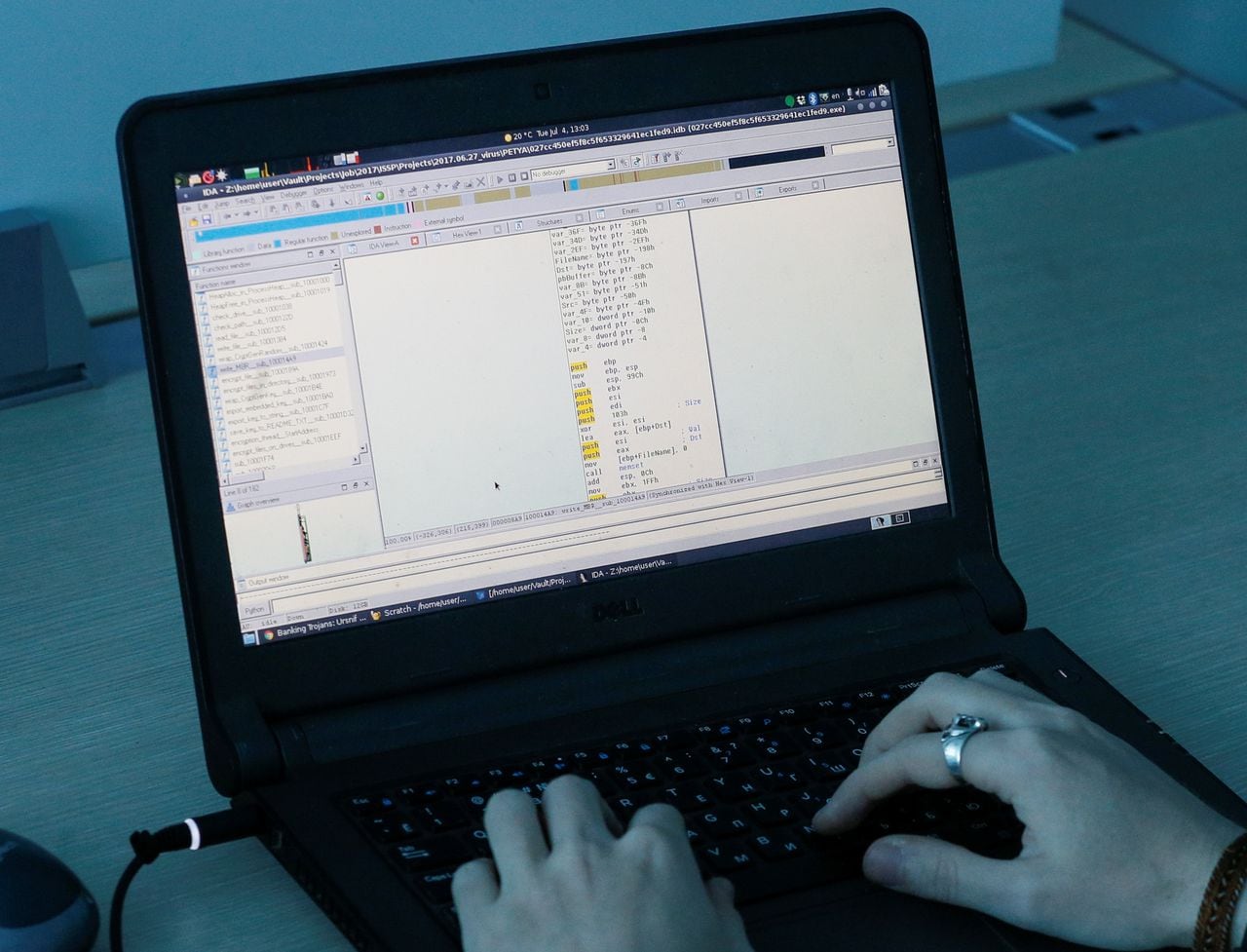 Una vista muestra la pantalla de una computadora portátil que muestra parte de un código, que es el componente del virus informático de malware. REUTERS / Valentyn Ogirenko - RC14492E3100