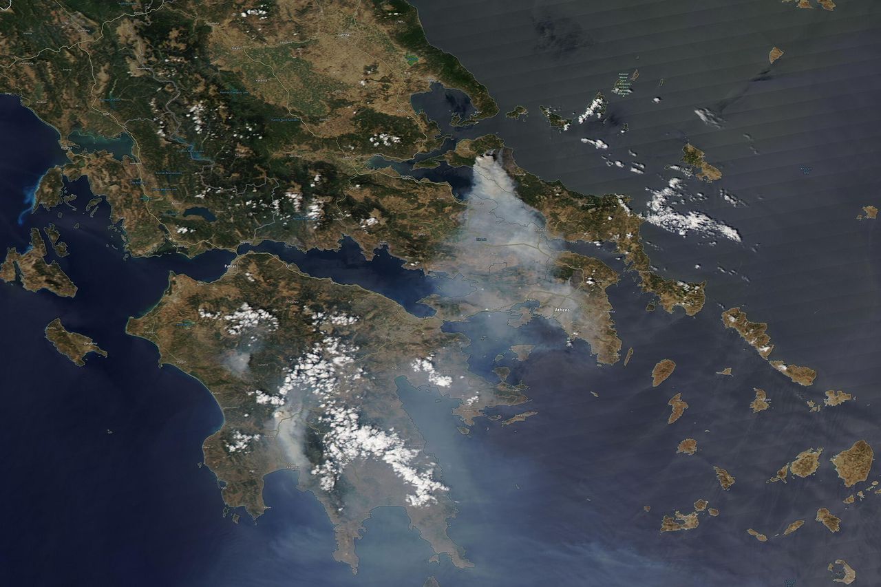 Incendio forestal en Pefki Village en la isla de Evia, a unos 189 kilómetros al norte de Atenas, Grecia