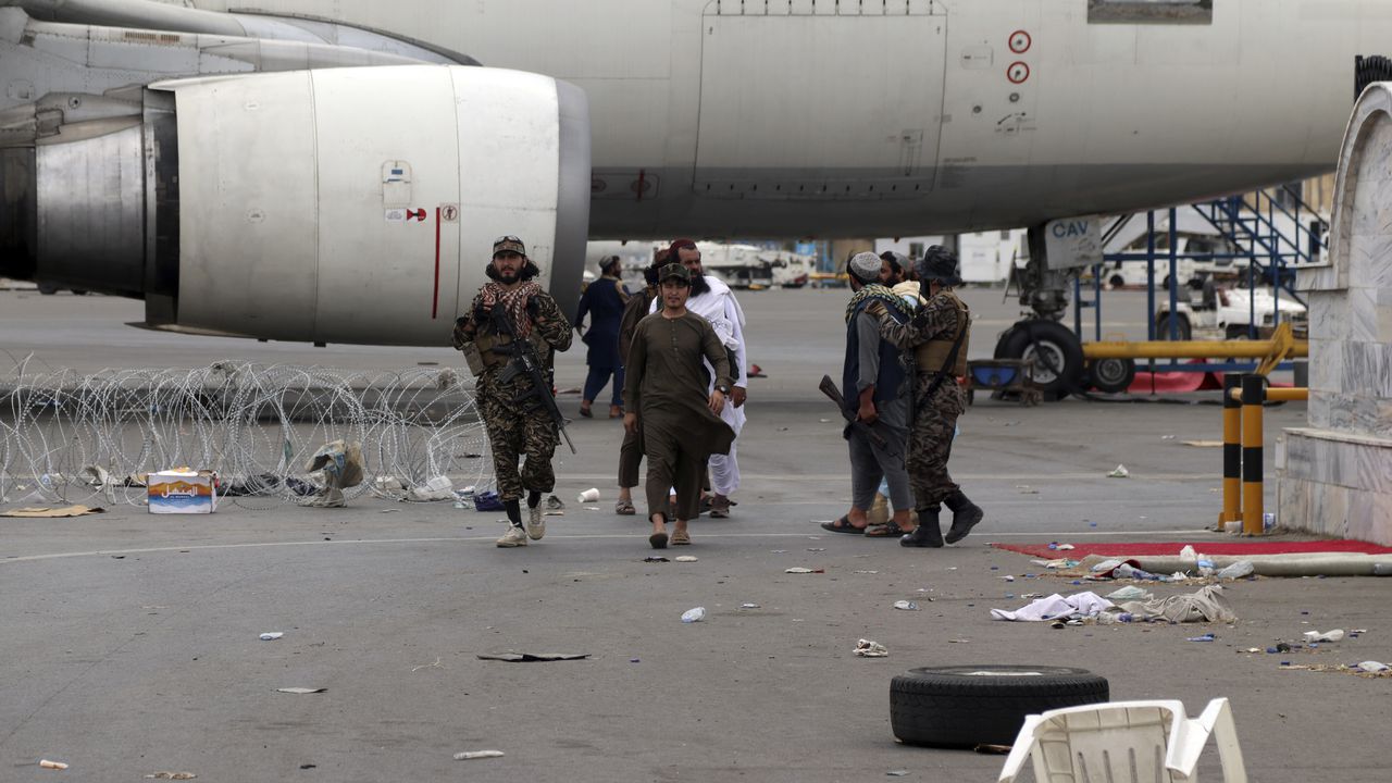 , martes, agosto. 31 de diciembre de 2021. Los talibanes tenían el control total del aeropuerto de Kabul el martes, después de la última guerra de Estados Unidos. El avión abandonó su pista, marcando el final de la guerra más larga de Estados Unidos.
