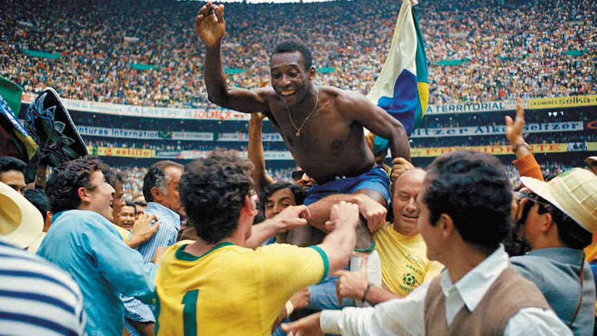 En 1970, a sus 30 años, Pelé lideró a un equipo de estrellas y llevó el jogo bonito a lo más alto. La postal de la celebración lo demuestra: el rey en la cima del mundo.