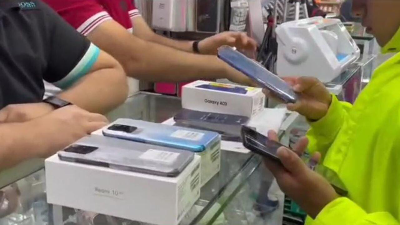La Policía adelantó operativos en el centro de Cali, donde se comercializan estos celulares robados.
