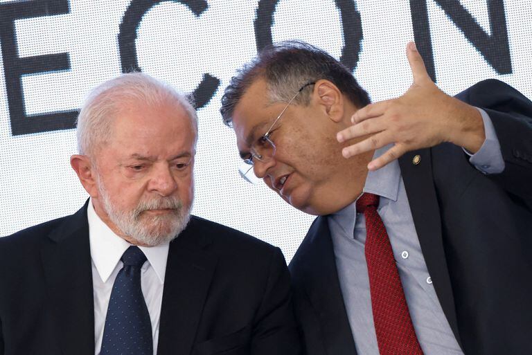 El presidente de Brasil, Luiz Inácio Lula da Silva, habla con el ministro de Justicia, Flavio Dino, durante una ceremonia de lanzamiento del Programa Nacional de Seguridad Pública con Ciudadanía