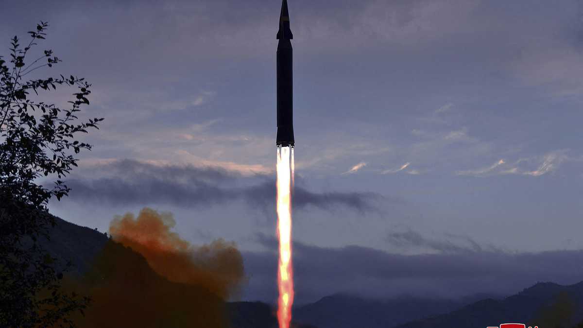Esta imagen tomada el 28 de septiembre de 2021 y publicada por la Agencia Central de Noticias de Corea (KCNA) oficial de Corea del Norte el 29 de septiembre muestra lo que Corea del Norte dice que es la Academia de Ciencias de la Defensa de la RPDC, disparando un misil hipersónico Hwasong-8 recientemente desarrollado por en Toyang-ri, condado de Ryongrim de la provincia de Jagang, Corea del Norte. - Corea del Norte ha probado con éxito un nuevo misil deslizante hipersónico, informaron los medios estatales el miércoles, en lo que sería el último avance de la nación con armas nucleares en tecnología de armas.
El lanzamiento del martes fue de "gran importancia estratégica", dijo la Agencia Central de Noticias de Corea, ya que Corea del Norte busca aumentar sus capacidades de defensa "mil veces". (Foto de STR / KCNA A TRAVÉS DE KNS / AFP) / - Corea del Sur FUERA / --- NOTA DEL EDITOR --- RESTRINGIDO AL USO EDITORIAL - CRÉDITO OBLIGATORIO "AFP PHOTO / KCNA A TRAVÉS DE KNS" - SIN COMERCIALIZACIÓN SIN CAMPAÑAS DE PUBLICIDAD - DISTRIBUIDO COMO UN SERVICIO A CLIENTES
ESTA IMAGEN FUE DISPONIBLE POR UN TERCERO. AFP NO PUEDE VERIFICAR INDEPENDIENTEMENTE LA AUTENTICIDAD, UBICACIÓN, FECHA Y CONTENIDO DE ESTA IMAGEN. /