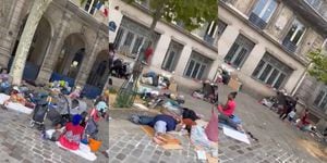 Migrantes en las calles de París.