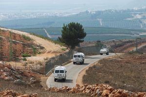 Los vehículos de las fuerzas de paz de las Naciones Unidas (FPNUL) circulan en Khiam, cerca de la frontera con Israel, en el sur del Líbano, el 9 de octubre de 2023.
