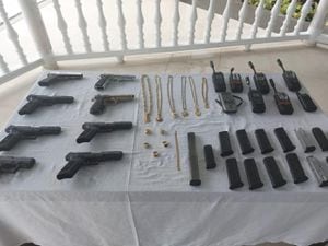 Las joyas y las armas decomisadas a alias Toño, narco invisible y proveedor del Tren de Aragua, según la Policía.